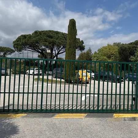 Aux Portes De *
